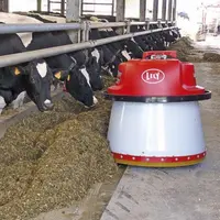 Le robot Lely Juno ramène automatiquement la ration de la mélangeuse distributrice à portée de museau du ruminant pour favoriser l’ingestion des fourr