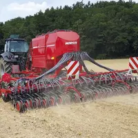Le Cura ST de la dernière gamme « hybrids ». Les dents à patte d’oie sont montées sur un châssis oscillant en fonction du tirage afin que le soc trava