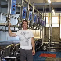 La salle de traite en 2×10 permet de traire cent vaches en un peu plus d’une à deux heures.