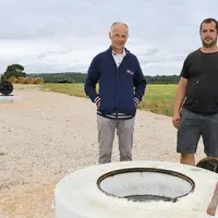 Alain Savignac et Didier Treilles au-dessus de la cuve enterrée.