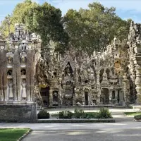 Classé au titre de monument historique depuis 1969 et considéré comme chef-d'oeuvre de l'art naïf, le Palais idéal du facteur Cheval, construit à Haut
