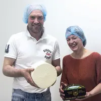 Productrice du premier Bleu des causses au lait cru fermier, Aurélie et son mari Vincent Bouquet espèrent tracer la voie pour le développement de cett