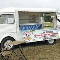 Philippe Cocagne a choisi le mythique Citroën Tub pour parcourir les routes et régaler les amateurs de glaces fermières. « C'est simple. On arrive. On