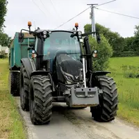 L'allure maximale sur route d'un convoi agricole est définie par la vitesse d'homologation de la remorque : 25 ou 40 km/h.