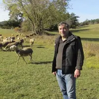 Christian Delon avec ses brebis Lacaunes sur le causse de Sauveterre.