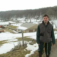 Bertrand Laurens devant son exploitation, près de Saint-Laurent-de-Muret.