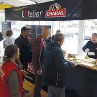 Pour clôturer la visite de l’abattoir Charal, une dégustation de viande bovine et de produits transformés (hamburgers, kebab, etc.) a été proposée.