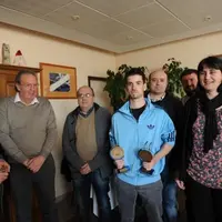 Le vainqueur reçoit un trophée pour lui, un trophée pour son maître d'apprentissage.