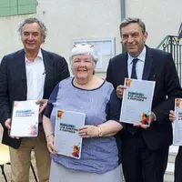 Jacqueline Gourault, entourés des cinq auteurs du rapport et de la préfète de l’Allier.