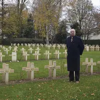 Patrick Lernout dans le cimetière de Machelen-sur-Lys.