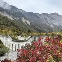 Entre Saint-Nazaire-les-Eymes et Saint-Ismier, le torrent du Manival fascine par ses imposantes dimensions qui en font une menace mais aussi une resso
