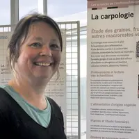 Manon Cabanis étudie la carpologie au sein de l'Inrap.