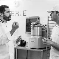 Le coach Sébastien Zozaya (à gauche) prodigue de précieux conseils au capitaine de l’équipe, David Bourne.