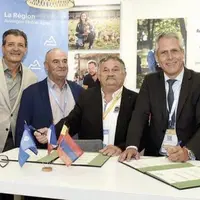 Signature officielle entre les acteurs de Rom sélection, le vice-consul d’Arménie en présence de Caroline Guelon, conseillère régionale et de Philippe
