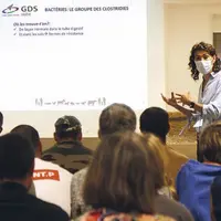 Dans la salle de la mairie des Bondons, Laure Gaillard explique les conséquences d'une transmission de la maladie du charbon symptomatique.
