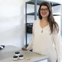 Camille Ghersy a choisi la Lozère pour y développer sa marque de cosmétiques naturels, où elle a installé son laboratoire à Recoules-de-Fumas. Des pro