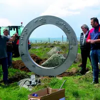 Vendredi 26 mai, au lieu-dit le Roc des loups, le parc naturel régional de l'Aubrac et la mairie de Marchastel ont fait installer un oculus, monobloc