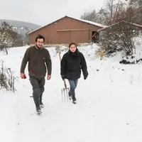 Guillaume Gausi et Aurélie Clement sur leur exploitation.