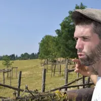 Pour placer ses arbres, Olivier Giroud a pris en compte sa ligne de travail et le passage des tracteurs, pour ne pas être gêné au moment de la fauche