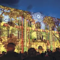 Sur la façade de la mairie, replongez-vous dans l’ambiance des fêtes renaissance du Roi de l’Oiseau et place aux grandes figures de l’histoire de Fran
