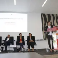 Aurélie Maillols, vice-présidente de la région en charge de la montagne et de la ruralité au micro lors de la présentation de l'après-midi.
