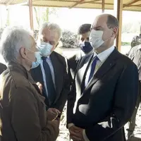 Jean Castex en discussion avec Jean-Paul Dauge, agriculteur retraité, aux côtés du maire de Luzillat, Claude Raynaud, André Chassaigne et Julien Denor