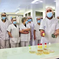 Daniel Roueyre et une partie de son équipe présentent quelques-unes des réalisations du Lip, dont les produits finis, liquides.