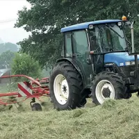 Lors du fanage, il est important de maîtriser la vitesse d’avancement, pour laisser le temps à la faneuse de démêler les andains.