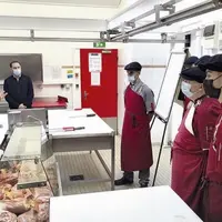 Comme en 2020, Xavier Cavaignac, meilleur ouvrier de France 2003, est venu passer une journée avec les élèves apprentis en section boucherie du CFA He