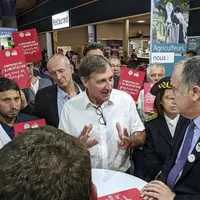 Didier Guillaume, ministre de l’Agriculture, accueilli par une forêt de cartons rouges sur le stand FNSEA-JA.