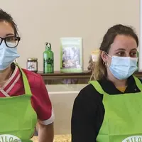 Alice Preuvots et Charline Doumergue cuisinent au collège de Vialas.