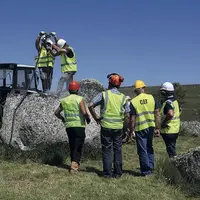 Pour pouvoir insérer la cartouche, les « élèves » forent le rocher de granite.
