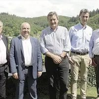 Dans le cadre verdoyant du château de Salles à Vézac, Olivier Voisin et Jean-Pierre Chateau ont accueilli l’assemblée générale de Deltagro, ici aux cô