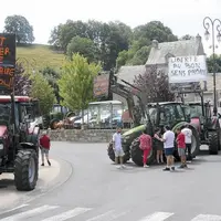 Samedi 29 juillet, le collectif paysans sensibles a manifesté à Nasbinals en organisant un barrage filtrant sur la place du Foirail pour protester con