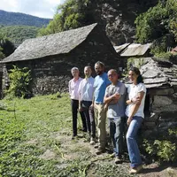 Les deux agriculteurs entourés des représentants de la Safer et de la chambre d’agriculture qui les ont accompagnés lors de leur installation.