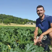 Au milieu de ses melons, Nicolas Chatard goûte la satisfaction d’avoir relevé le défi de la production maraîchère.