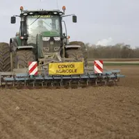 Les véhicules agricoles peuvent circuler librement sur leur département d’origine (lieu d’activité) et les départements limitrophes.