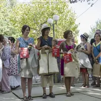 Les trois lauréates du concours de création textile  "Réinventez le gilet de berger".