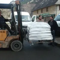 Pierre De la Rue du Can, de la miellerie de Voelvic, reçoit sa livraison de sucre.