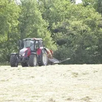 Des essais de fauche ont été menés courant mai 2020, sur l'exploitation de Denis Gérandin et Hervé Durieu à Marlhes au sud de la Loire en partenariat