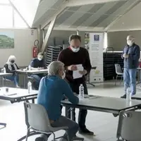 Vendredi 26 mars à la salle des fêtes de Palhers, agriculteurs et apiculteurs se sont réunis (en petit groupe) pour écouter l’analyse de la restitutio