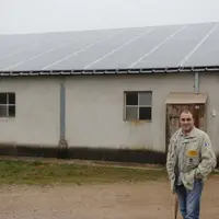 Bruno Vezinhet devant ses panneaux photovoltaïques à Recoules de l'Hom.