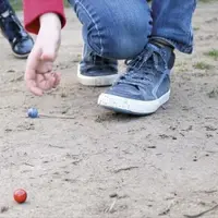 Sous la marque Bille en May’, Gaël Mauron et sa société Concept Bois & Jeux ont ressuscité la fabrication française de billes en terre.