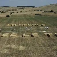 Des jeunes se sont mis en selle pour représenter le logo du conseil départemental, celui de l'infini, et ainsi prouver l'attachement des habitants à l