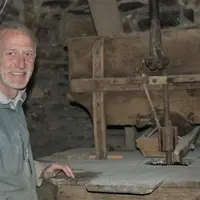 Remis progressivement en route depuis 10 ans, le moulin de Grattegals à Cans-en-Cévennes, tourne de façon régulière, produisant de la farine à l’aide