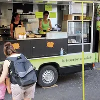 Ils veulent « garder l’esprit ferme auberge », mais se déplacent dans les villages dans un petit camion. Sandrine Dunand et Laurent Échavidre proposen