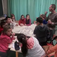 Les élèves ont fabriqué puis joué aux dominos du cycle de la matière alimentaire.