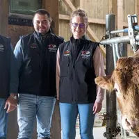 La famille Brunel auprès de Jockey, « le plus vieux taureau de l'exploitation », et qui leur a permis de gagner des prix dans les concours dès leur in