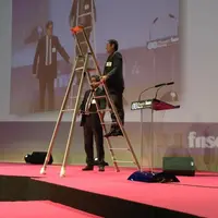 La règlementation française prévoit que les jeunes de moins de 18 ans n’ont pas le droit de travailler sur un poste en hauteur de 80 cm. Cela empêche