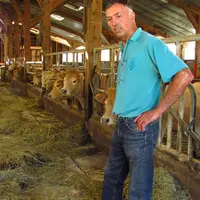 Gérard Hermet, éleveur aux Combettes près du Buisson.